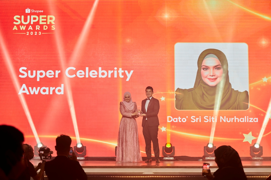 Siti receiving the award from Soh. — Photo courtesy of Shopee
