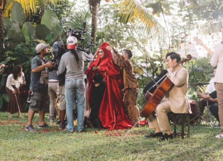  Siti during the filming of the music video in August. — Photo courstesy of Universal Music