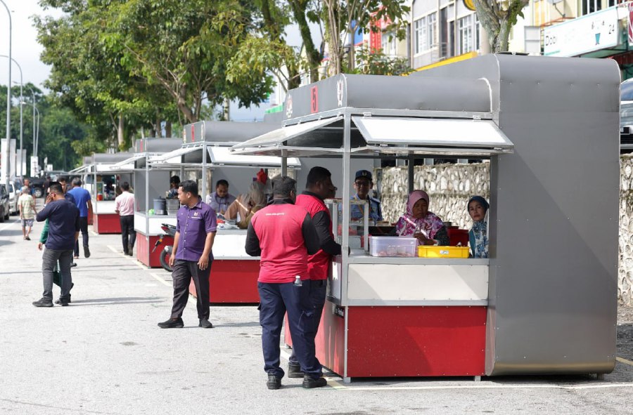 SEREMBAN: People buying food at MyKiosk @ Seremban in Sikamat. A total of 20 MyKiosk @ Seremban units, each costing RM15,000 and fully equipped with solar-powered electricity, have been completed. -- BERNAMA PIC