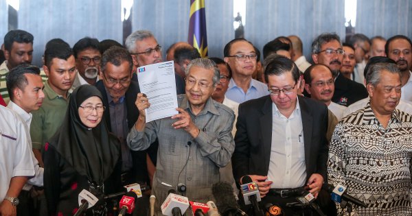 Dr M hopes to be sworn in by 5pm today | New Straits Times