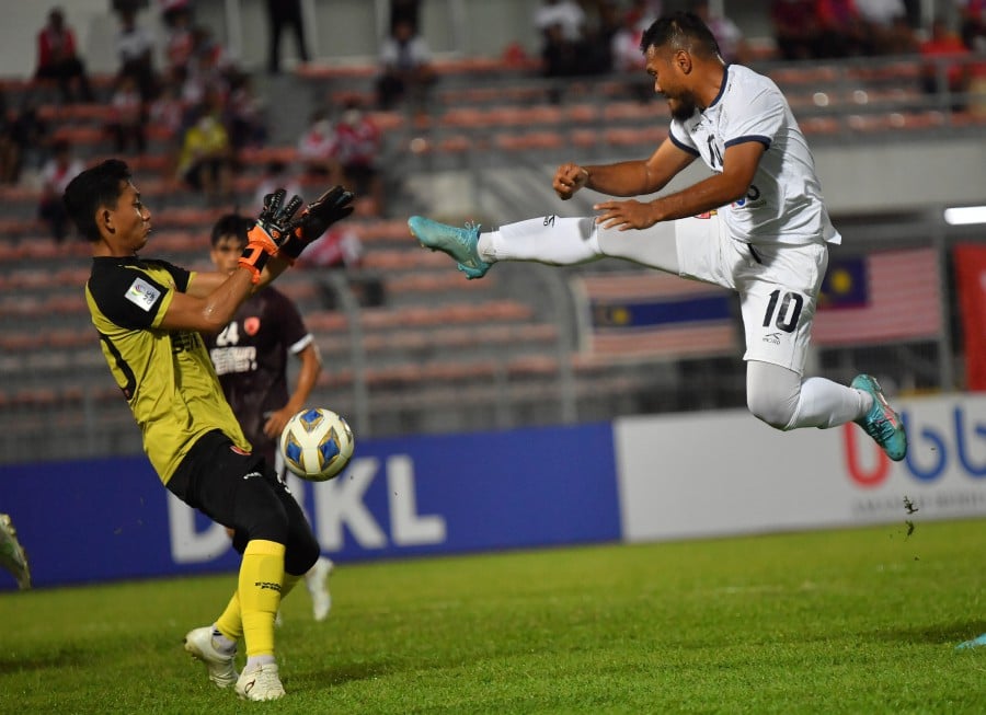 Kuala Lumpur City’s Safee Sali tries to score pass Makassar’s keeper Reza Pratama during the AFC CUP match at Cheras today. - BERNAMA PIC