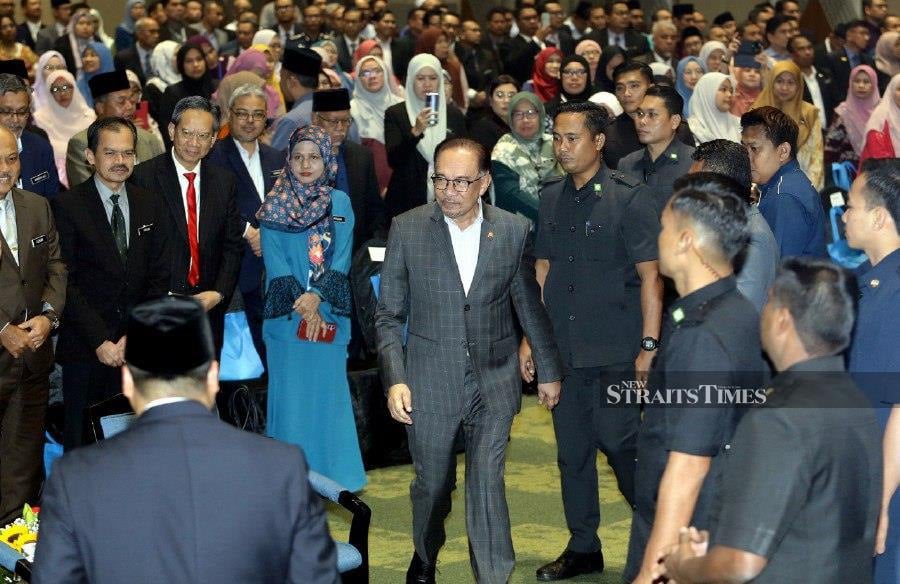 Prime Minister Datuk Seri Anwar Ibrahim arrives for the Public Service Madani Colloquium launch in Putrajaya. -NSTP/MOHD FADLI HAMZAH