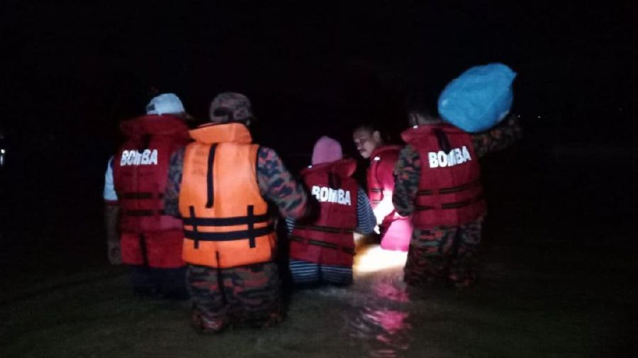 Firemen Rescue 16 Trapped At Home During Flash Floods New Straits