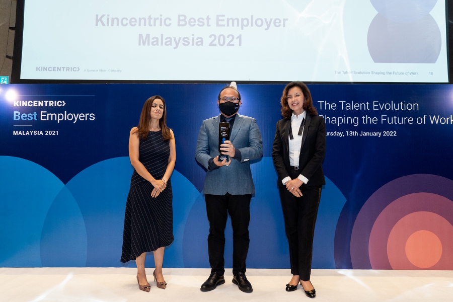(L-R) Ridhima Khanduja, partner and country head for Kincentric Malaysia, Lee Chee Seng, deputy chief executive officer for SkyWorld Development Group, and Datuk Hamidah Naziadin (Kincentric BE 2021 judge) 