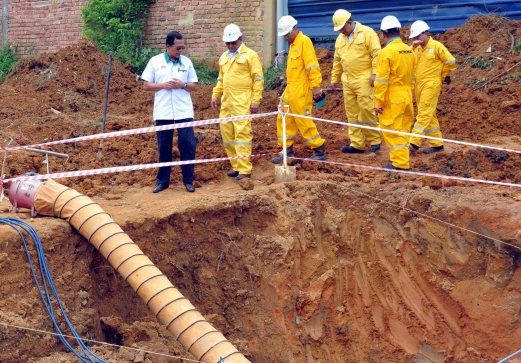 Factory Slapped With Stop Work Order After Sulphuric Acid Effluent Found Near Petronas Pipeline