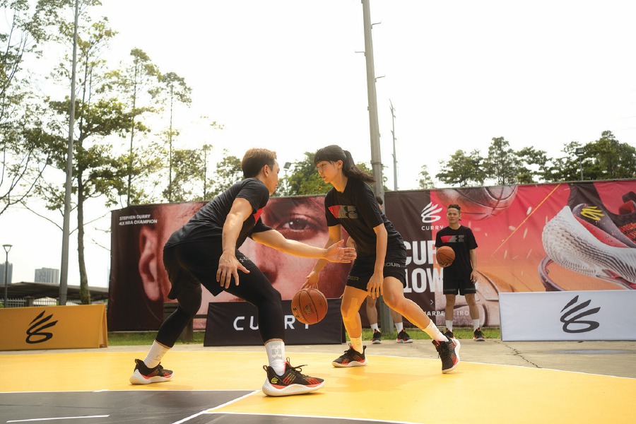 Tai Chia Qian having a one-on-one session with a basketballer.