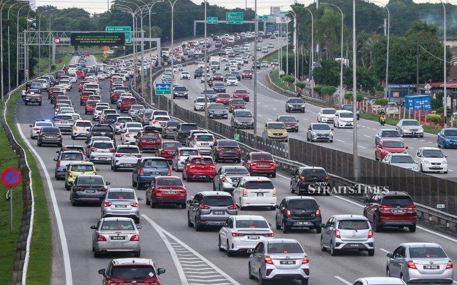 Butterworth 13 November 2023, Traffic flow on major highways leading to the Klang Valley is reported to be slow and congested as of 5pm, said the Malaysian Highway Authority (LLM). - NSTP/DANIAL SAAD