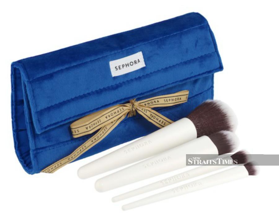  Sephora Collection Wishing You Makeup Brush Set (RM149) has four brushes -- foundation, powder, eyeshadow and crease -- made of vegan fibres for perfect softness. This limited edition set of face and eye brushes is something you can take everywhere in an adorable travel pouch.