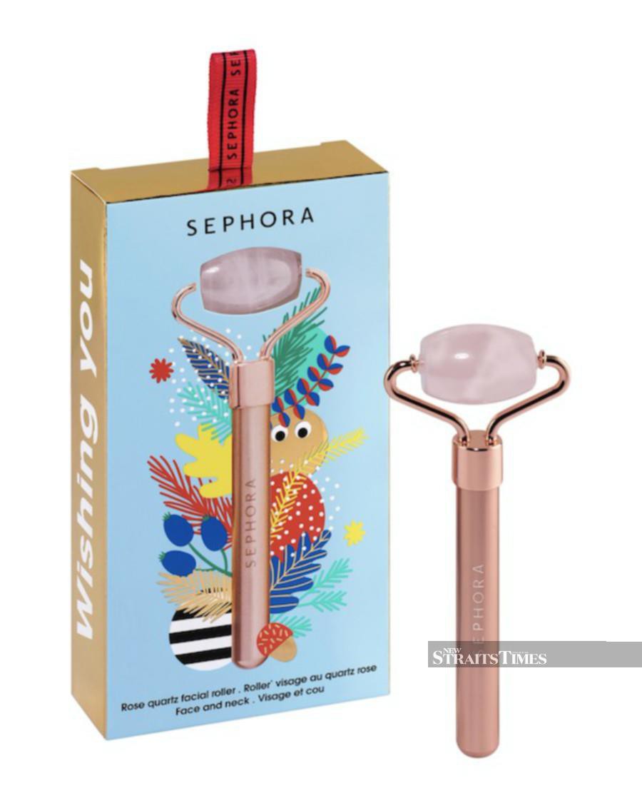  Take time for yourself during the holidays to enhance your facial skincare routine with Sephora Collection Wishing You Mini Rose Quartz Facial Roller (RM79). Made with rose quartz, this facial massage roller helps improve your skin appearance. Use it with your daily moisturiser to improve absorption.