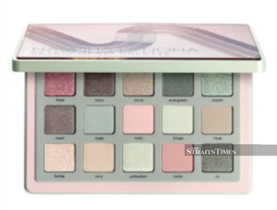  Natasha Denona Retro Glam Palette (RM320) has two of the brand’s most celebrated creations in a new midi-sized eyeshadow palette that combines greens, pinks and neutral nudes of the Mini Retro Eyeshadow Palette with a variety of seductive Glam Eyeshadow Palette finishes.