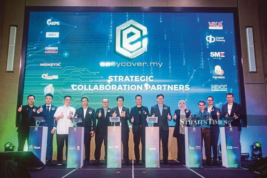Founder and Group Managing Director of VKA Financial Group, Datuk Javern Lim (middle) with National Secretary General SME Association of Malaysia, Chin Chee Seong (six from left) and Board Director of the National University of Malaysia, Datuk Yeow Wah Chin (five from right) on photo session with Strategic Collaboration Partner during the Official Launch of the EasyCover.My Application Transforming Insurance Accessibility for SME at DoubleTree Hilton, Shah Alam. STR/GENES GULITAH GENES GULITAH