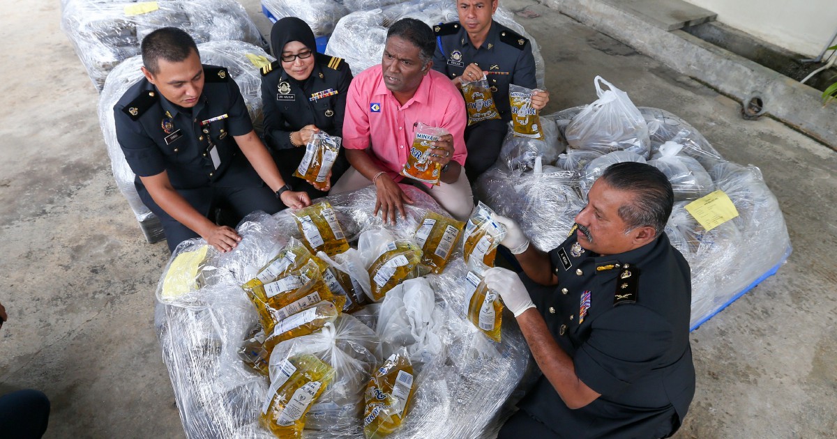 Mini mart owner nabbed for hoarding 1.5 tonnes of cooking oil | New ...