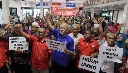 Umno Veterans Club national secretary Datuk Mustapha Yaakub (centre), with some 250 club members showing their support for the prime minister. Bernama photo