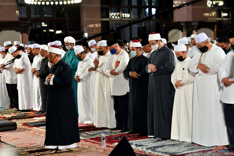 PM joins almost 10,000 congregants in 'solat hajat' at Putra Mosque ...