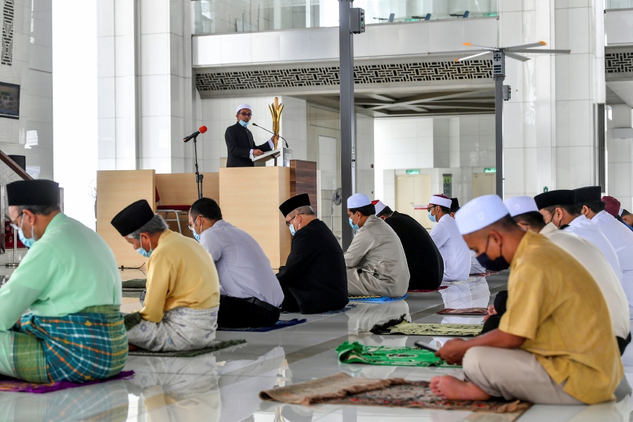 A congregation of not more than 50 would be allowed to perform Friday prayers at mosques in Kelantan from this Friday. - Bernama pic