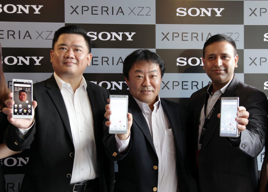 Managing Director of Sony Malaysia, Satoru Arai (centre) with Sony Mobile Malaysia channel specialist Jason Lam (left) and Sony Mobile Malaysia Head of Sales and Marketing Rishi Vijay Raj showing the new Sony Xperia smartphones. Pix by Nik Hariff Hassan