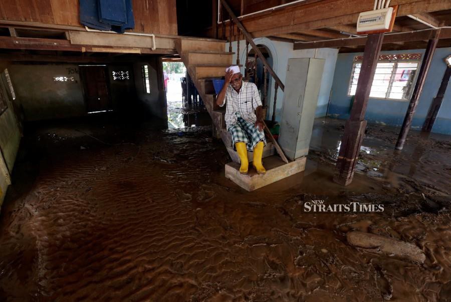 Abdullah Ahmad, 65, reacts after his house was hit by floods in Kampung Iboi recently. -NSTP/DANIAL SAAD