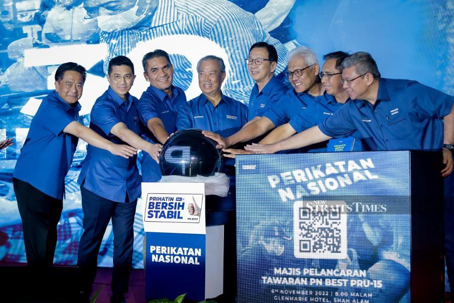  Perikatan Nasional (PN) chairman Tan Sri Muhyiddin Yassin (centre) with party leaders during the launch of its manifesto in Glenmarie, Shah Alam on November 6, 2022. -NSTP/ASYRAF HAMZAH