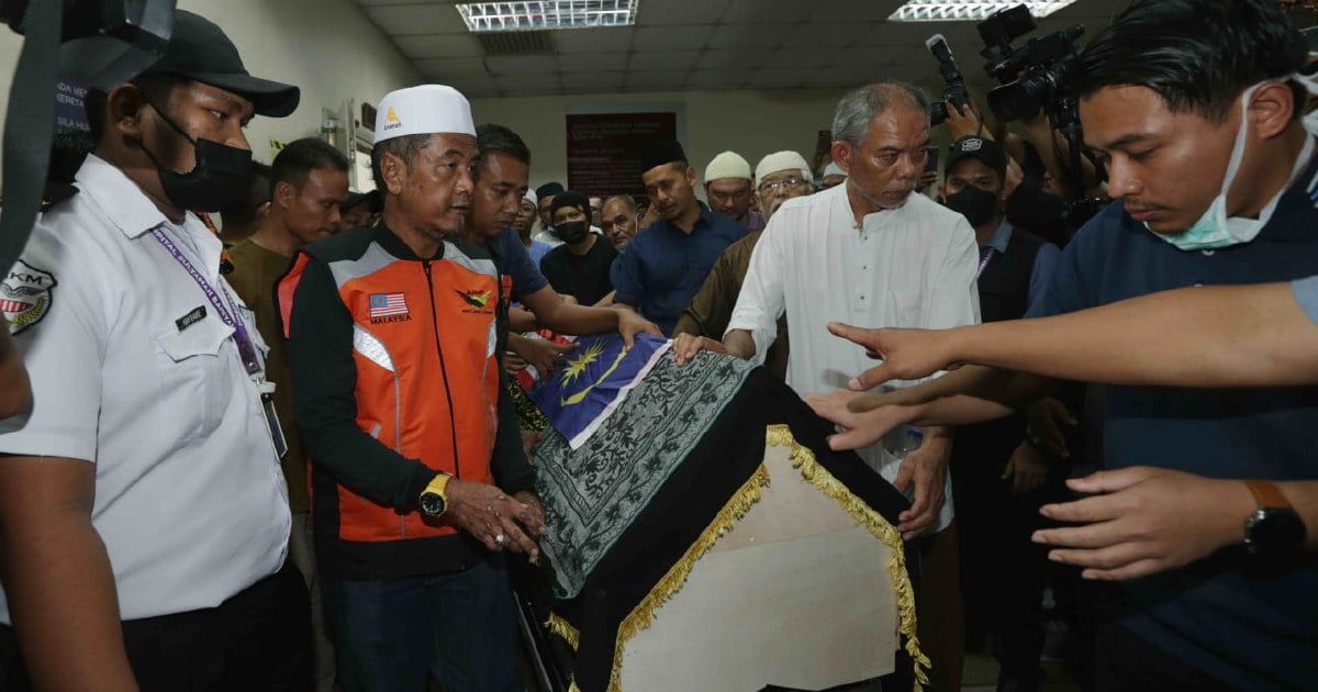 Salahuddin Ayub's body flown to Johor | New Straits Times