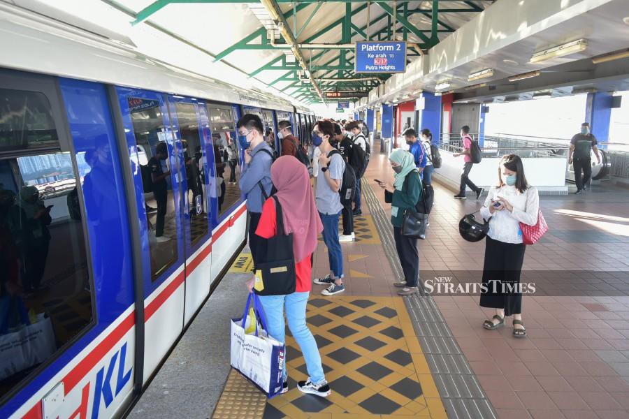 A general view of LRT commuters with face mask, amid the Covid-19 pandemic  in Wangsa Maju on March 28,2022.  - NSTP/GENES GULITAH