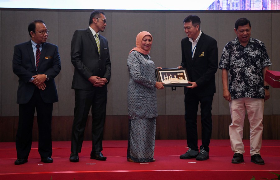  Tourism, Art and Culture Minister Datuk Seri Nancy Shukri (centre) presenting an appreciation gift to the President of Thai Travel Agents Association (TTAA) Charoen Wangananont (second, right) during a networking dinner with TTAA at a hotel, today. - BERNAMA PIC