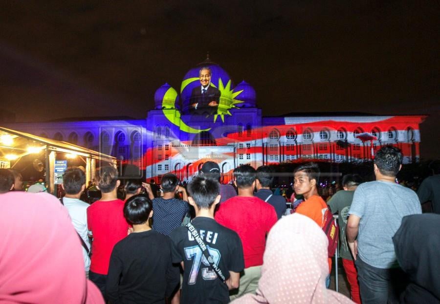 In a brief four-minute speech prior to the New Year's countdown at Dataran Putrajaya here, the Prime Minister said that Malaysians can greet 2019 with "good feeling and happiness". NSTP/ ASWADI ALIAS.