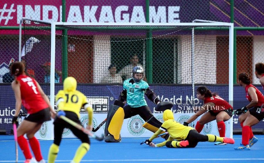 Malaysia (in yellow) against Thailand in the Asian Champions Trophy. 