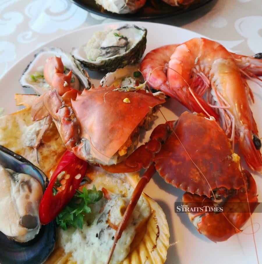Hompton by the Beach Penang's delectable all-you-can-eat Seafood Symphony buffet dinner is popular among locals and foreign tourists.