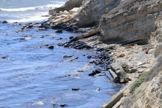 Pipeline bursts, spills oil into ocean off California coast | New ...