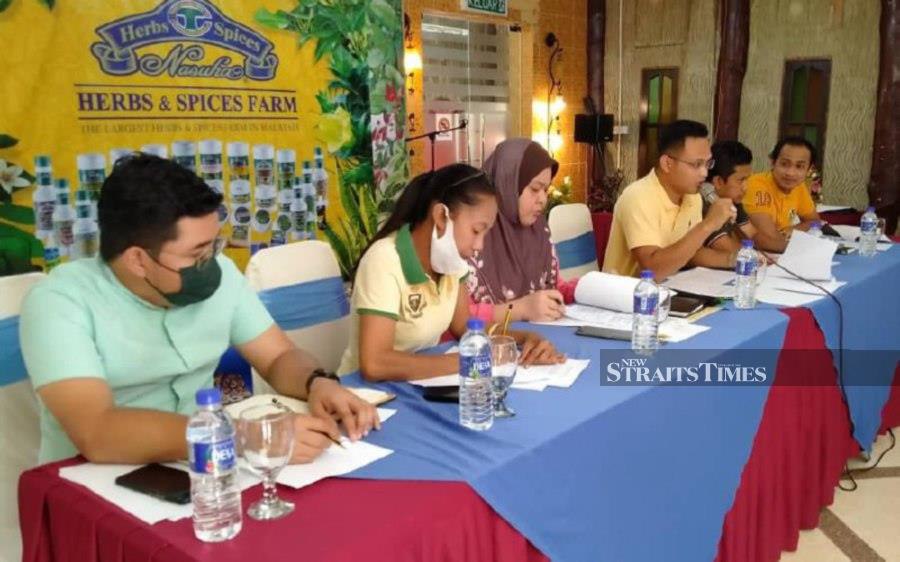 Halizah Yasin (third from left) and Muhammad Shamsuddin Paijan (fourth from left) at the cooperatives meeting. - NSTP/ZAINAL AZIZ
