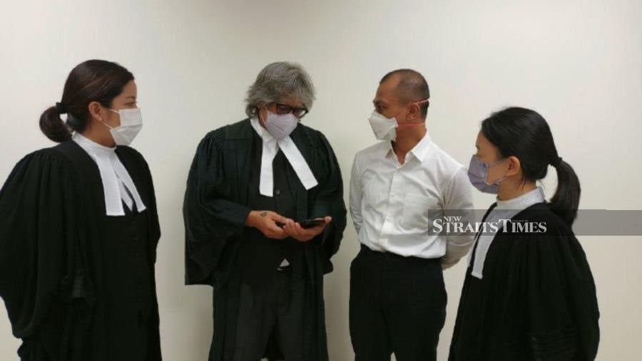 Mohammad Ambree Yunos (second right) with his counsel. - Pic by Ersie Anjumin.
