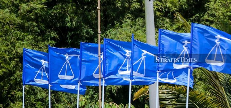 All candidates of Barisan Nasional (BN) component parties contesting in the 15th General Election (GE15) will use the coalition’s “dacing” symbol.-NSTP file pic