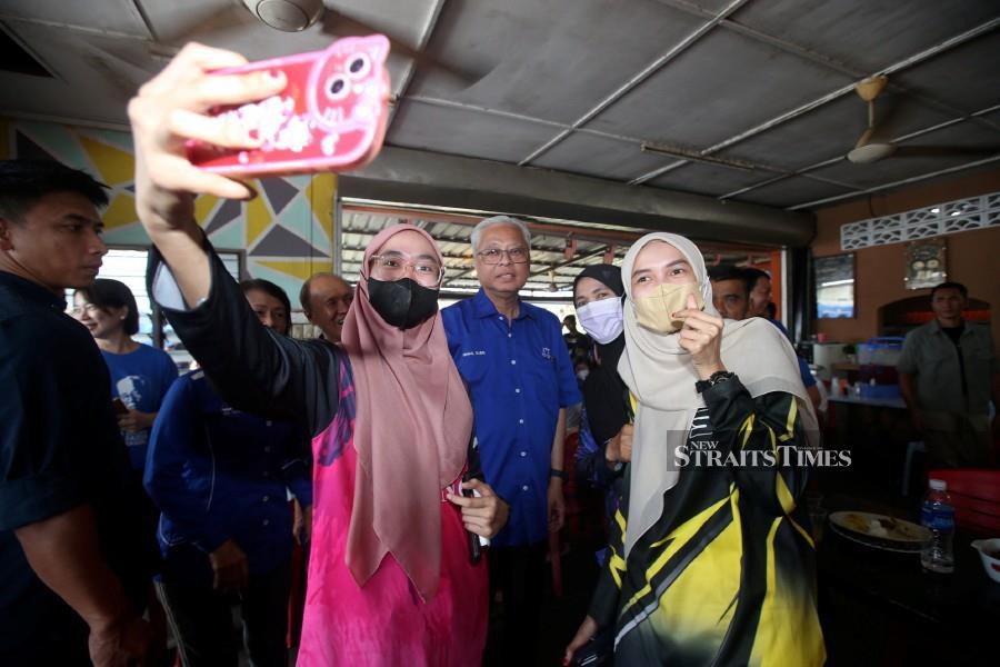 Caretaker Prime Minister Datuk Seri Ismail Sabri Yaakob mingles with the locals during the 'Kenduri Rakyat' programme in Kemayan. -NSTP/HAIRUL ANUAR RAHIM
