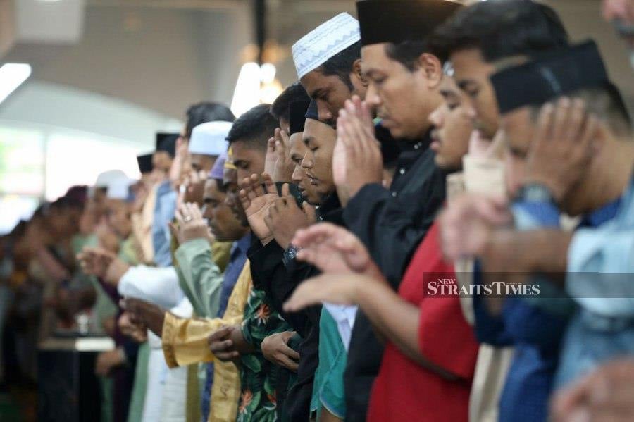 Muslims also flocked to other mosques for prayers and thanksgiving, decked in colourful Raya clothes. - NSTP/MIKAIL ONG