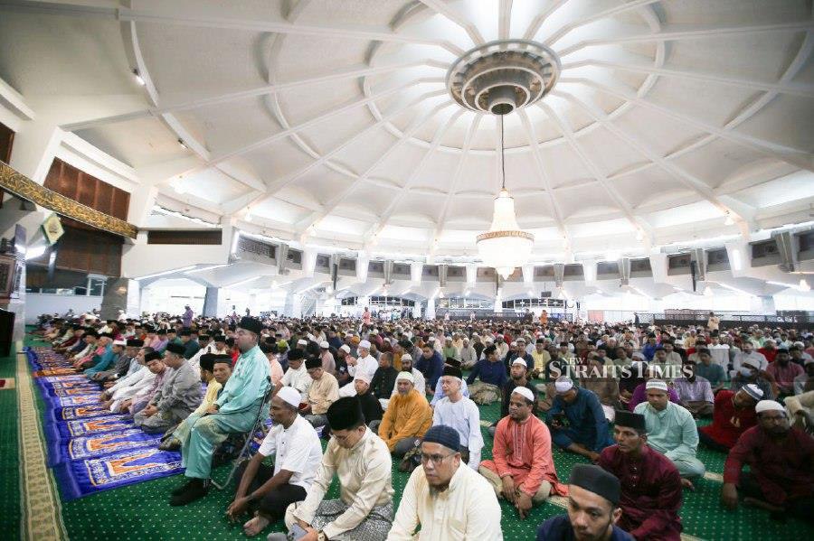 Thousands of Muslims gathered at the State Mosque here this morning to perform the Aidilfitri prayers on the first day of Syawal. - NSTP/MIKAIL ONG