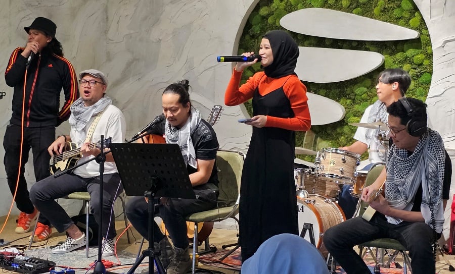 Stonebay performing with Jipie of Pesawat (left) and Joanna Renisa (third from right) during a recent live acoustic showcase.