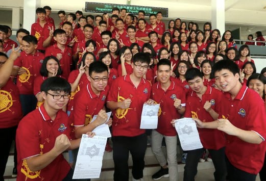 A total of 174 STPM candidates at SMJK Jit Sin scored 100 per cent passes in the examination. Pix by DANIAL SAAD.