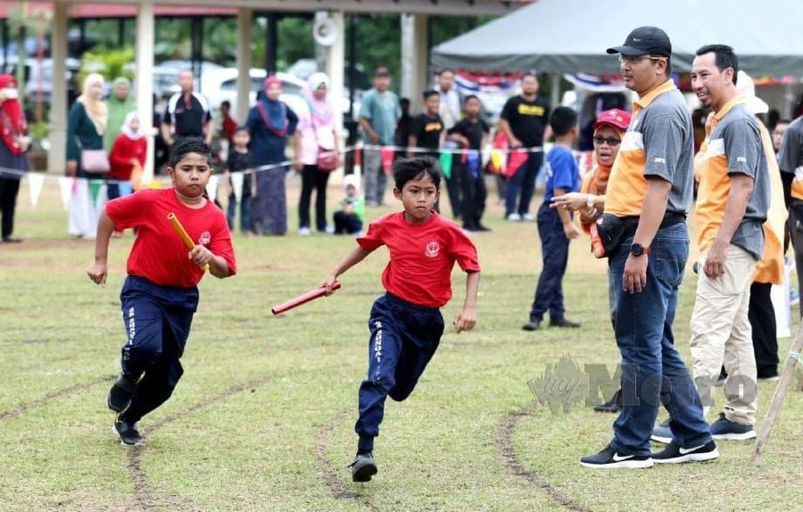 The Health Ministry today prohibited any outdoor activities in areas with AP)  readings of above 100  and advised students to stay hydrated to regulate their body temperatures. - NSTP file pic