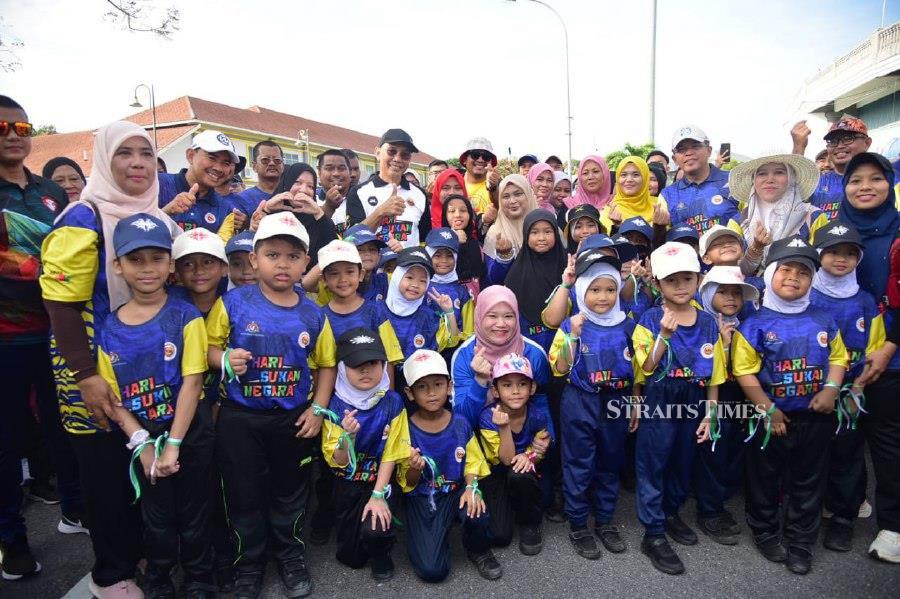 Education Minister Fadhlina Sidek with Perlis Menteri Besar Mohd Shukri Ramli mingle with students, during the state-level National Sports Day celebration at Tuanku Syed Putra Complex, in Kangar. -NSTP/AIZAT SHARIF
