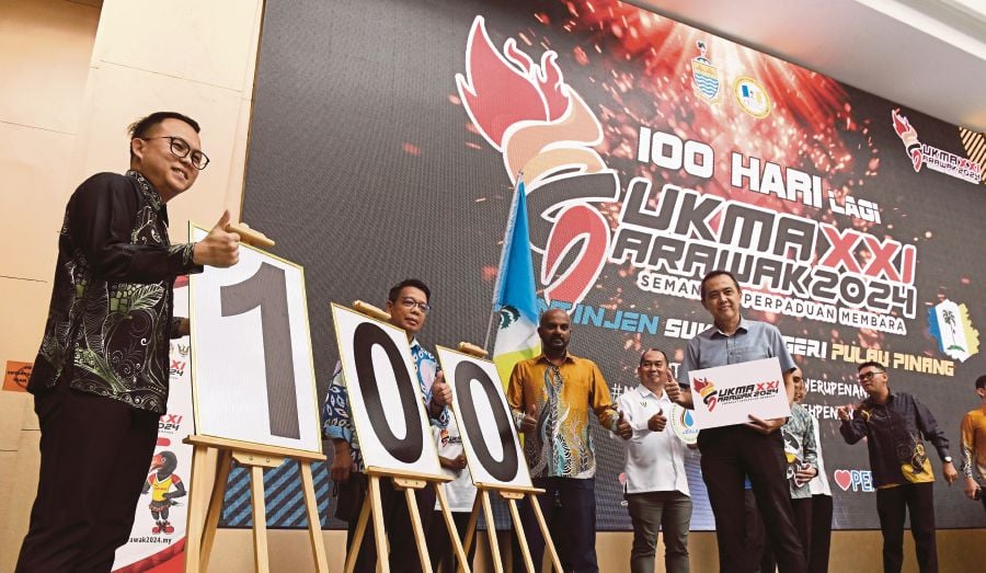 Penang Youth, Sports and Health Committee chairman Daniel Gooi (left) at the launch of the 100-day countdown to the 21st edition of SUKMA in Georgetown today. - BERNAMA PIC