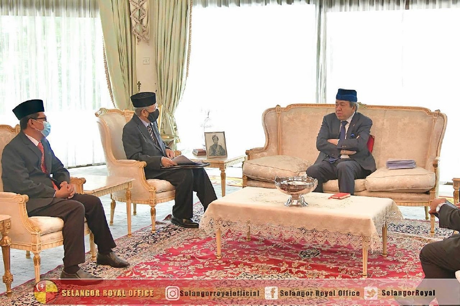 Selangor Pas commissioner Datuk Ahmad Yunus Hairi was summoned for an audience with Sultan of Selangor Sultan Sharafuddin Idris Shah to discuss matters related to the Bon Odori festival.  - Pic courtesy of Selangor Royal Office