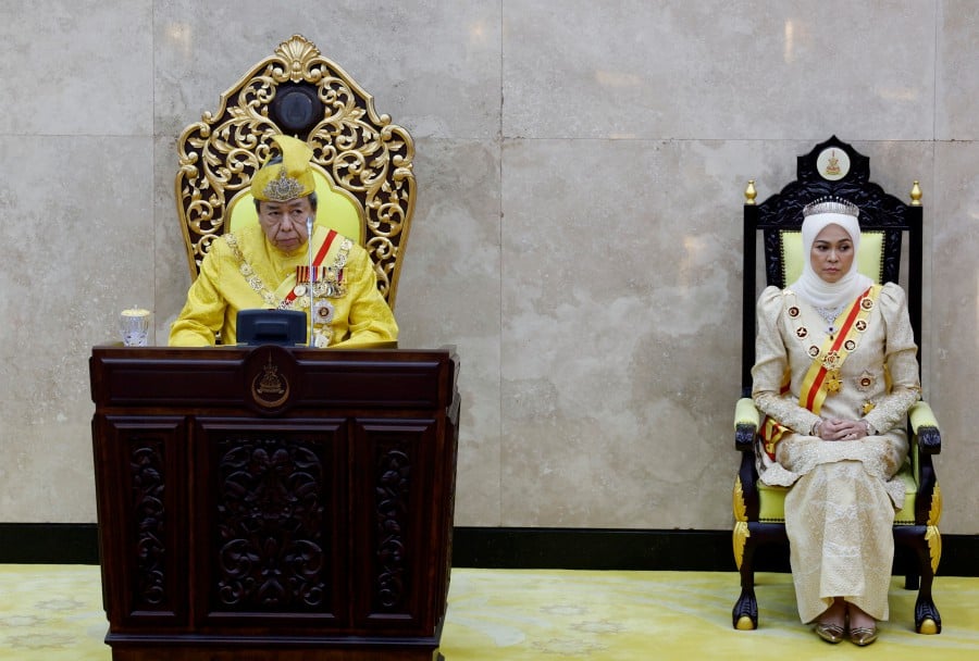 Sultan of Selangor, Sultan Sharafuddin Idris Shah delivers his royal address during the opening of the Second Session of the 15th State Legislative Assembly in Shah Alam. Also present is Tengku Permaisuri Selangor, Tengku Permaisuri Norashikin. - BERNAMA PIC