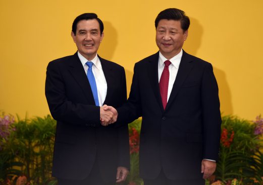 Chinese President Xi Jinping (right) shakes hands with Taiwan President Ma Ying-jeou before their meeting at Shangrila hotel in Singapore. AFP PHOTO.