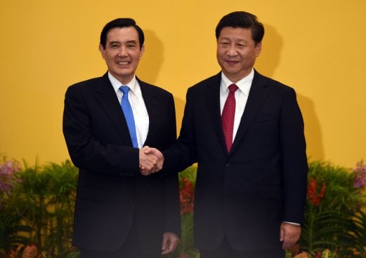 Chinese President Xi Jinping (right) shakes hands with Taiwan President Ma Ying-jeou before their meeting at Shangrila hotel in Singapore. AFP PHOTO.