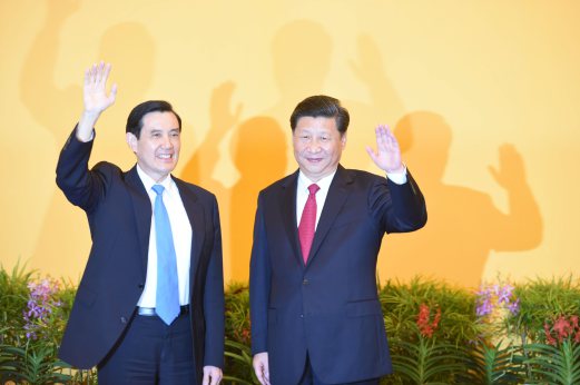 Chinese President Xi Jinping (right) and Taiwan President Ma Ying-jeou wave to journalists. AFP PHOTO