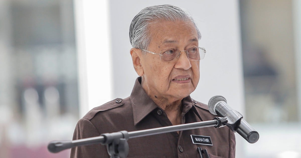 Get Mahathir Mohamad Tweet Against France PNG