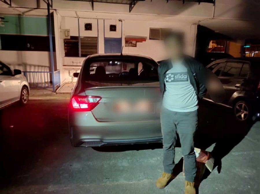 A man who was part of a burglary gang was arrested by Sabah police at a hotel in Jalan Delima, Sadong Jaya. Photo courtesy of police