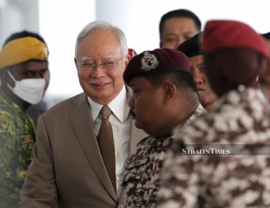  Datuk Seri Najib Razak gestures as he arrives at the Kuala Lumpur Courts Complex ahead of his ongoing 1MDB trial. -NSTP/MOHAMAD SHAHRIL BADRI SAALI