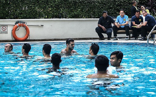 Ong Kim Swee with his assistants during Harimau Malaya light training session at Hilton PJ pool. National youth coach Ong Kim Swee has been placed in temporary charge of the national team ollowing Dollah Salleh's decision to quit after the 10-0 thrashing by the United Arab Emirates in Abu Dhabi. Pix by Osman Adnan 