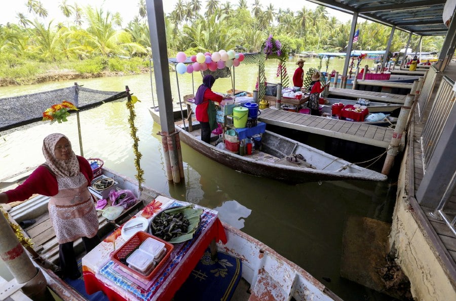 TUMPAT: The Pulau Suri Floating Market receives a RM1.5 million upgrade under the East Coast Economic Region Development Council (ECERDC). - NSTP/NIK ABDULLAH NIK OMAR 